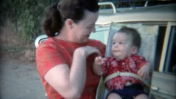Bebé en asiento de coche atado apretado — Vídeos de Stock