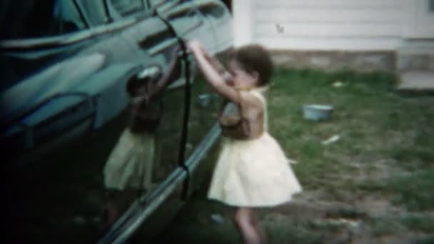 Kind opent auto deur na vele pogingen — Stockvideo