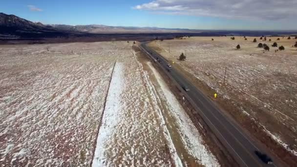 Dağ yolu üzerinde hava Drone Fly — Stok video