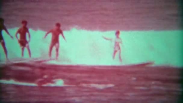 Velhos surfistas elegantes em pequenas ondas — Vídeo de Stock