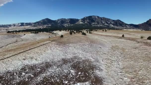 Paisaje con campo cubierto de nieve y montañas — Vídeos de Stock