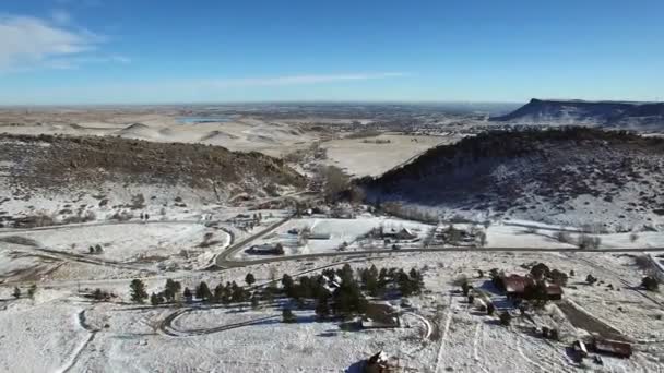 Paisaje con carretera y colinas — Vídeos de Stock