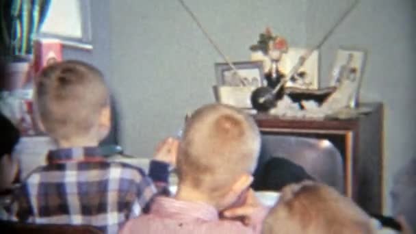 텔레비전 주위에 앉아있는 젊은이의 가족 — 비디오