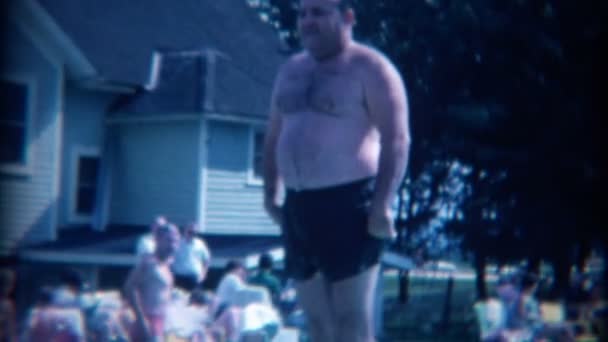 スイミング プールに男性スタント トリック バックフ リップ — ストック動画