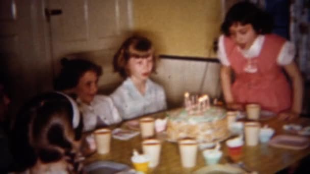 Cumpleaños chica sopla velas de pastel — Vídeo de stock