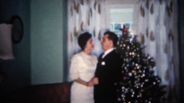 Pár slaví Vánoce s dance od stromu — Stock video