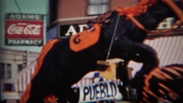 Pueblo fotbal rally bojovat parade float — Stock video