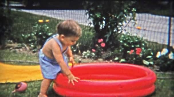 Dětský bazén pro děti — Stock video