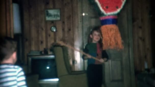 Chica rompiendo sandía abierta piñata — Vídeo de stock