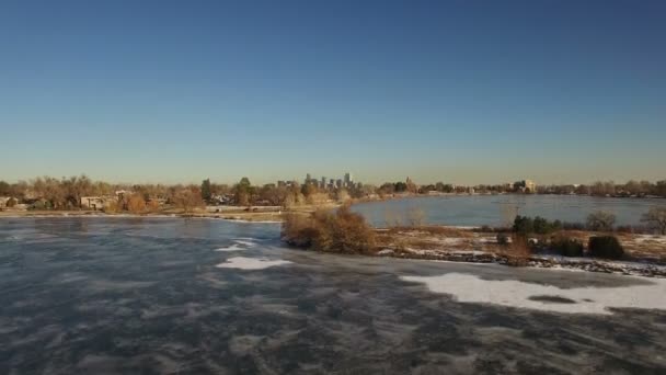 Landskap med frusen sjö och stad — Stockvideo