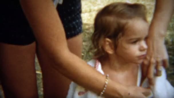 Девушка высохла полотенцем от матери — стоковое видео