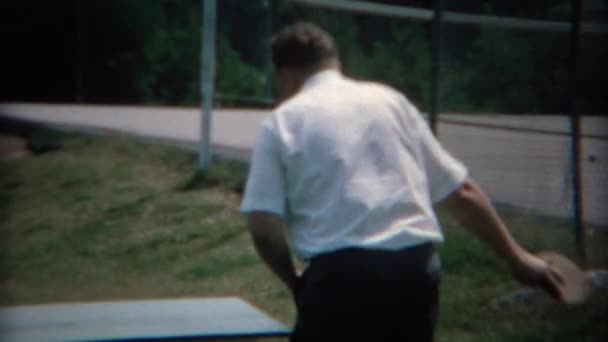 Hombres jugando al tenis de mesa al aire libre — Vídeos de Stock