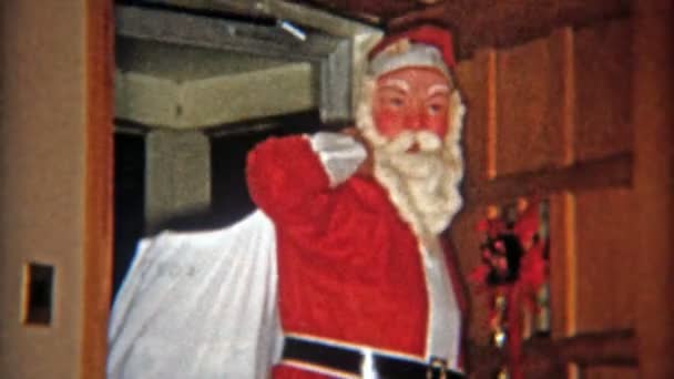 Santa Claus se levanta y da más regalos — Vídeo de stock