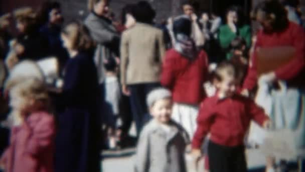 Niños caminando fuera de la escuela — Vídeos de Stock