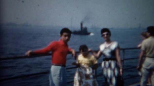 Familia inmigrante en un barco a Ellis Island — Vídeo de stock