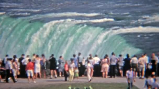 Tłum ogląda niagara falls — Wideo stockowe