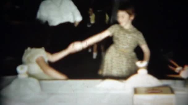 女孩在婚礼上跳舞性能 — 图库视频影像