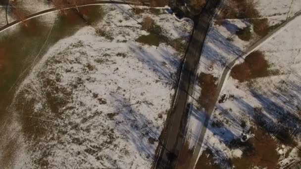 Τοπίο με λίγο χιόνι που καλύπτει την πόλη — Αρχείο Βίντεο