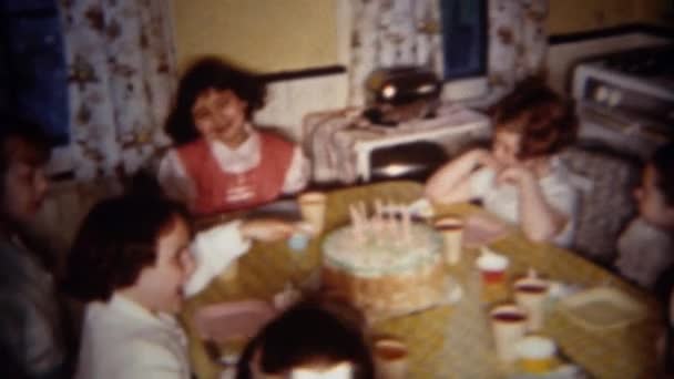 Ragazza sulla festa di compleanno con torta servita — Video Stock