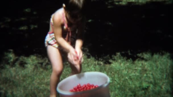 Lány hozzáadása marék cseresznye paradicsom vödör — Stock videók