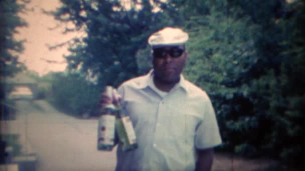 Uomo con bottiglie di liquore al rum — Video Stock