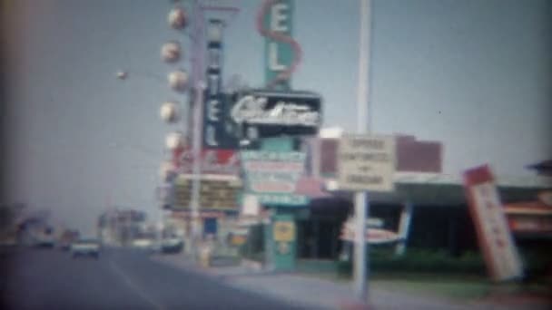 Şerit, motel ve restoran ve benzin istasyonu yol işaretleri — Stok video