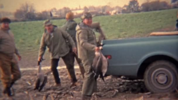 Los hombres cargan gansos muertos en camión — Vídeos de Stock