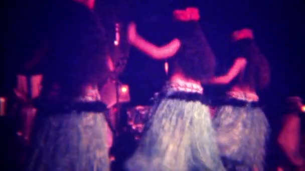 Hula-danseressen schudden rokken — Stockvideo