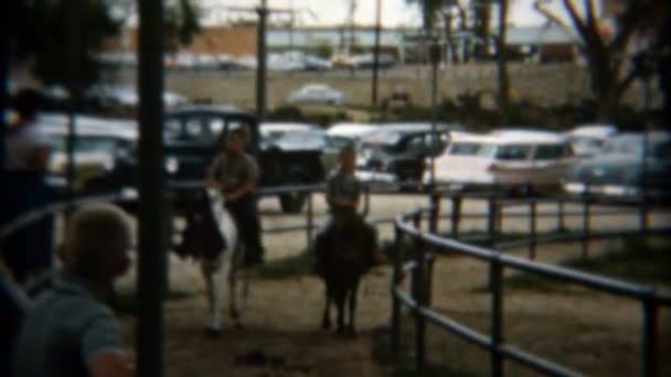 Bambini a cavallo su pista recintata — Video Stock