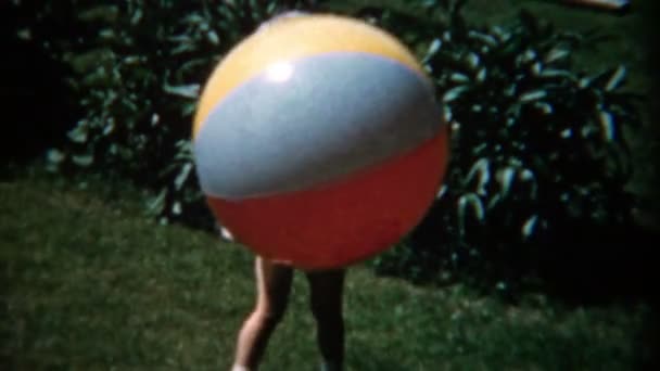Beachball ile oynayan kız — Stok video