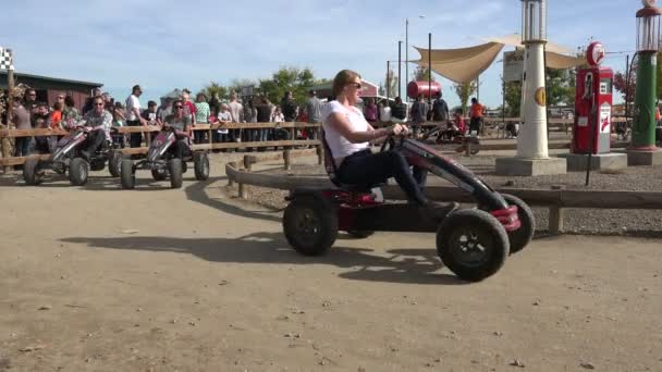 Pilotos de carros na feira de diversões local — Vídeo de Stock