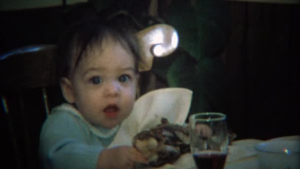 Bebé comiendo pata de pavo en la mesa — Vídeos de Stock