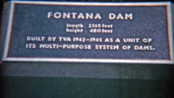 Fontana dam teken en buiten pannen en kantelt — Stockvideo