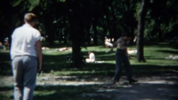 男子练习垒球湖畔沙滩上 — 图库视频影像