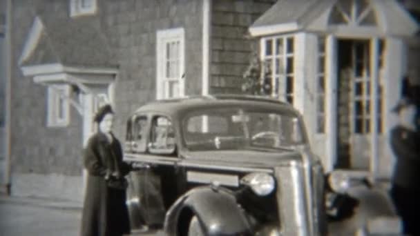 Vrouwen pronken met hun nieuwe auto 's — Stockvideo