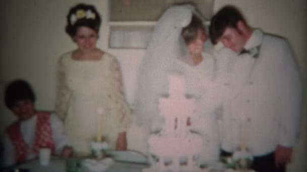 Nou-casatoriti taiati si hraniti mananca alte tort de nunta — Videoclip de stoc