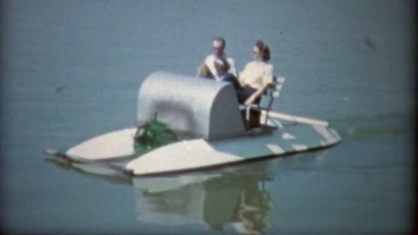 Rodina do půjčit loďku na rybník — Stock video