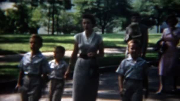 Mom walking boys through park — Stock Video