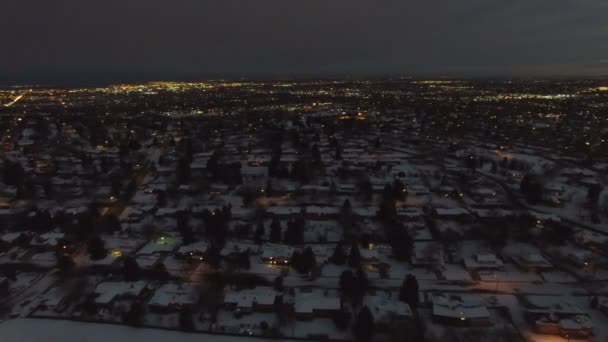 Пейзаж с заснеженным городом ночью — стоковое видео
