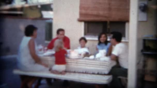 Familie genießt das Picknick im Hinterhof — Stockvideo