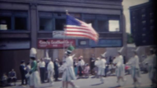 Bandeira americana liderando o desfile de 4 de julho — Vídeo de Stock