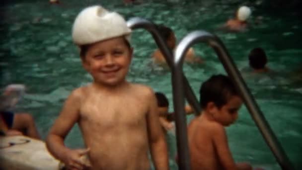 Pojke som bär deflaterat vattenpolo boll på huvudet — Stockvideo