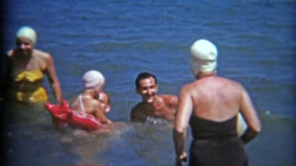 Señoras teniendo gorras de baño cuando están en la playa — Vídeo de stock