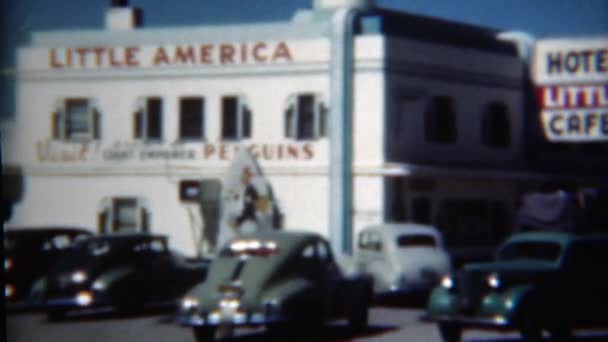 Little America Hotelkabinen und Tankstelle — Stockvideo