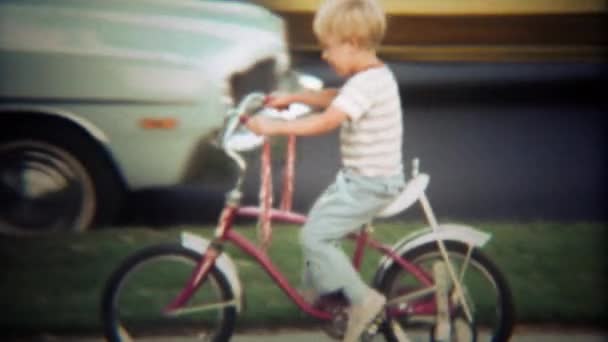 Ragazzo apprendimento triciclo pedalando sul marciapiede suburbano — Video Stock