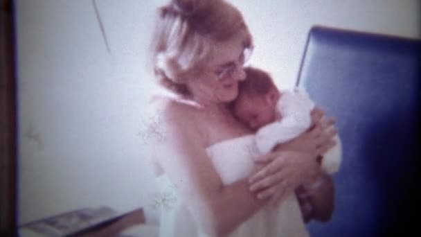 时尚 70 年代母亲抱着新生的婴儿 — 图库视频影像