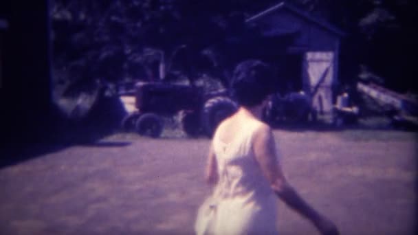 Femme visite sa ferme de tracteurs d'enfance — Video