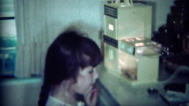 Gadis memasak dengan Oven Panggang Mudah — Stok Video