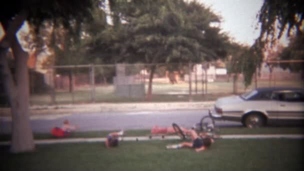 Niños fake bike skateboard crash — Vídeos de Stock