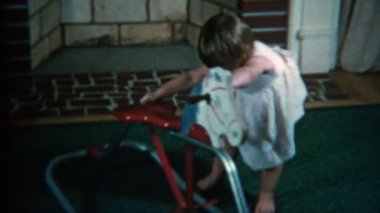 Kız sürükleyerek sallanan at